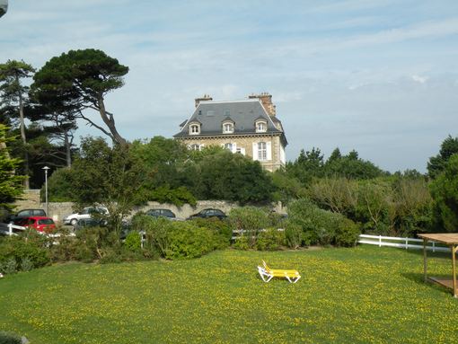  belle maison et pin parasol